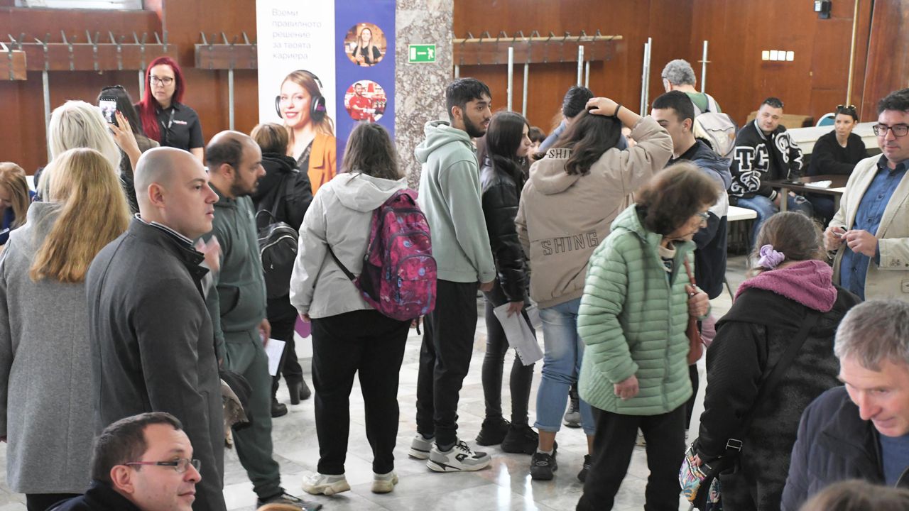 Най-много са свободни работните места за хора със средно образование