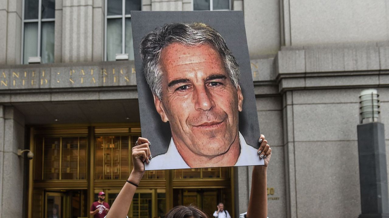 Жертва на Епстийн разкри: Имаше малък, „изключително деформиран“ пенис с формата на лимон
