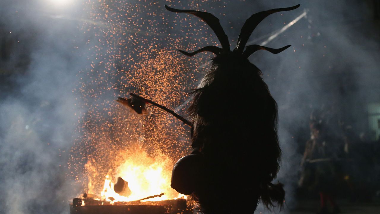 Предколедният дух е завладял голяма част от света на фона