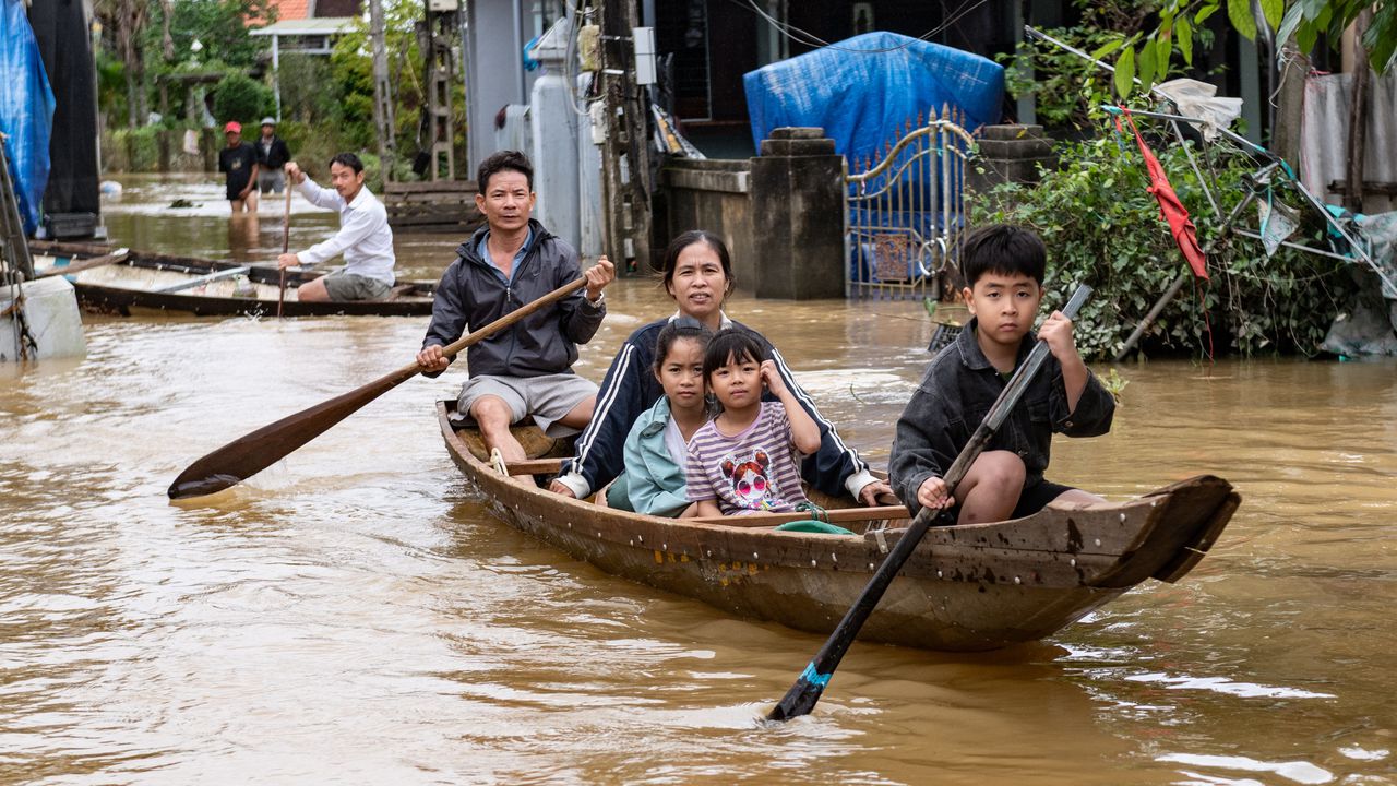 Поройни дъждове предизвикаха наводнения и свлачища, блокираха пътища и оставиха