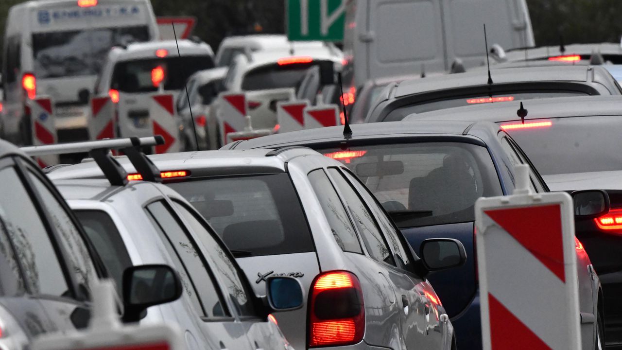 Около 100 000 автомобила се очаква да излязат от София