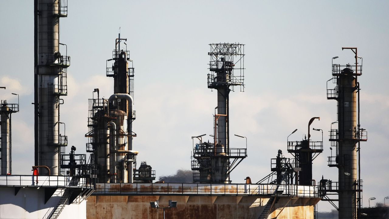 СБ: Вдигането на санкциите срещу Иран ще снижи нефта с 21%
