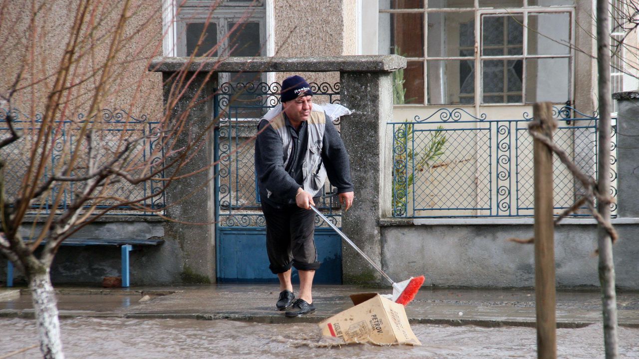 Удължиха бедственото положение в Хайредин и Мизия до 21.00 часа на 19 май