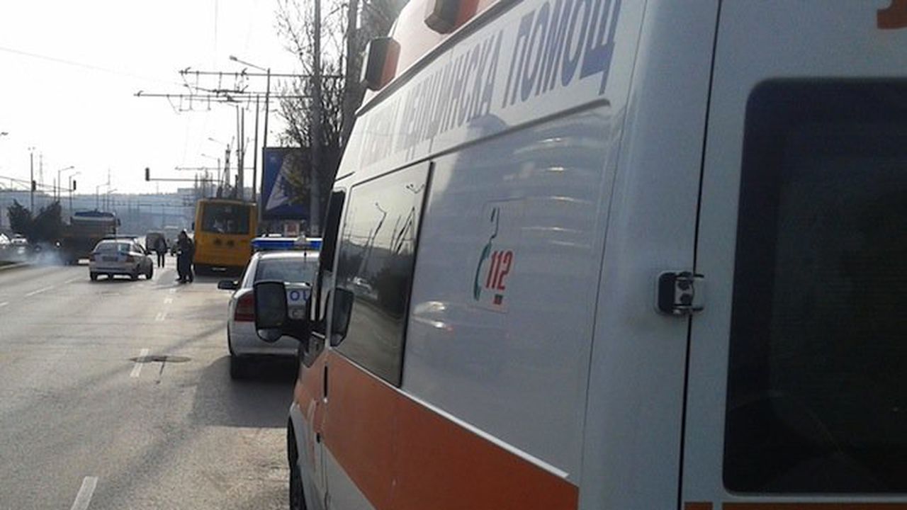 Кола се заби в автобусна спирка в Русе (видео)