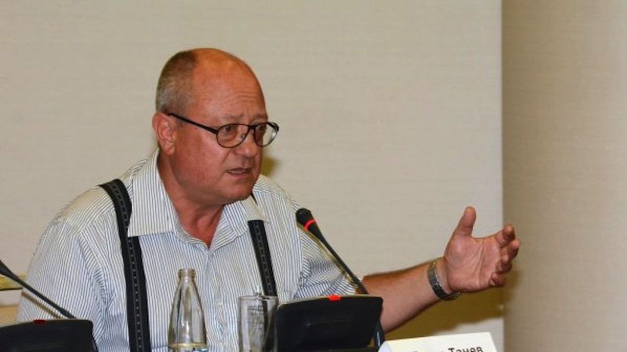 Упътване към учебниците, докато се напишат нови, предлага Тодор Танев