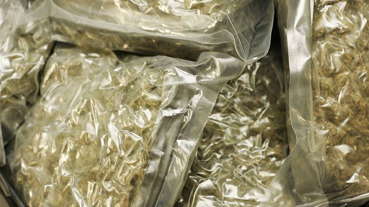 Хванаха младеж с марихуана