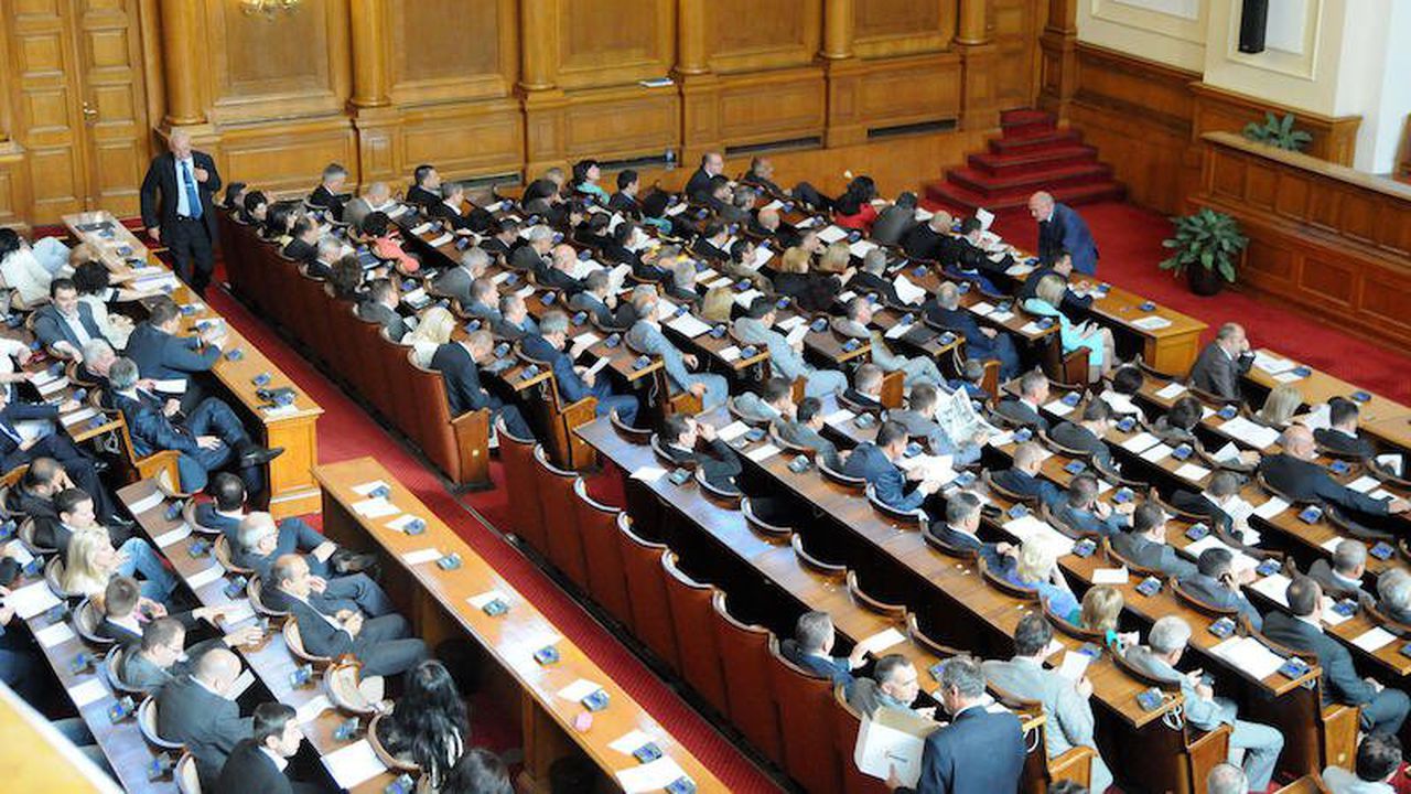 Депутатите гласуват окончателно конституционните промени