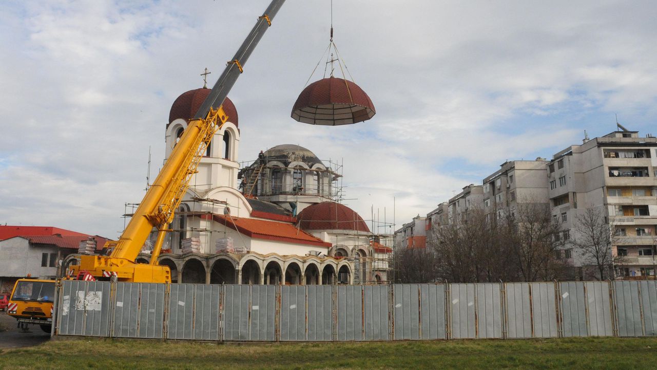 Дариха нов купол за шуменски храм