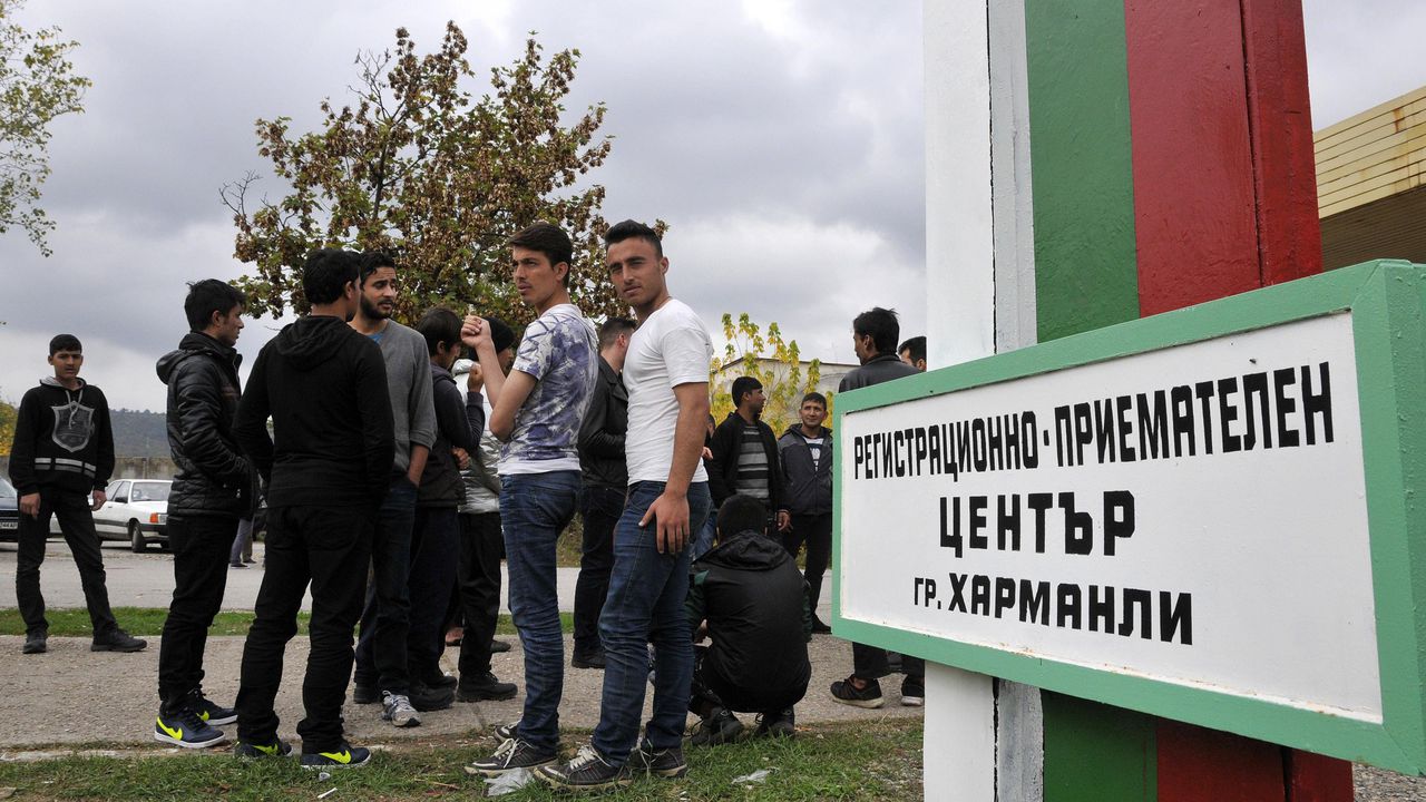 Служители напускат Агенцията за бежанците заради ниско заплаща и лоши условия
