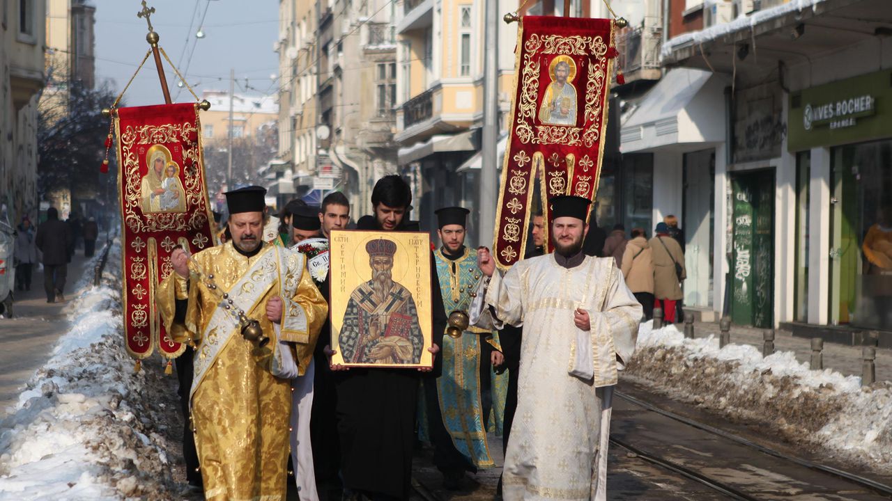 Църквата почете с шествие Свети Евтимий-патриарх Търновски (снимки)