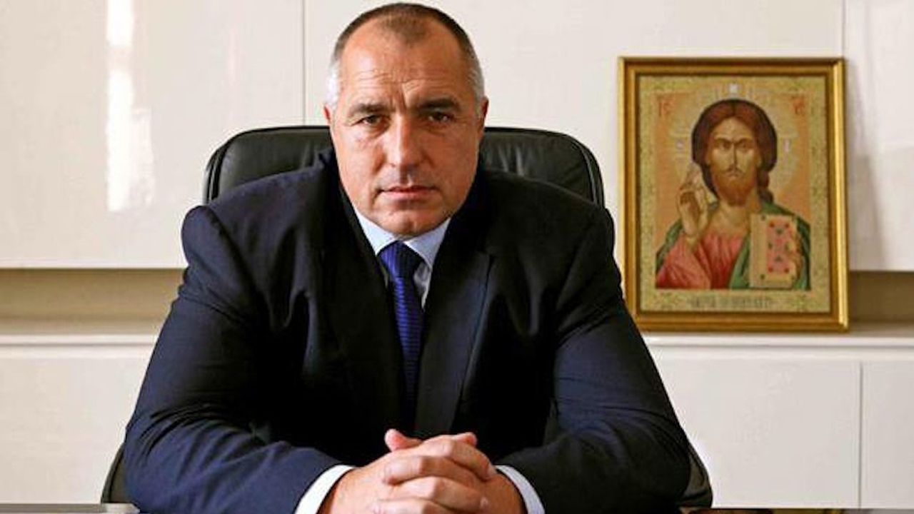 Бойко подкарва жълт Мустанг с мощност 421 коня