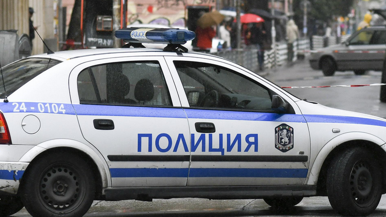 Мъж преби ученик в сливенско училище, искал да му вземе парите