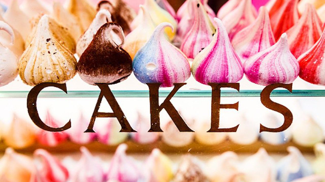 Клоуни нападнаха със сметанова торта лидер на германска партия