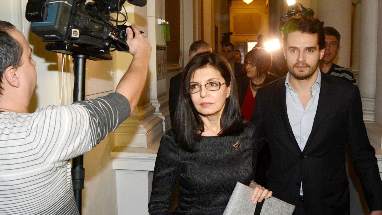 Кунева спира поръчката за рекламни запалки и гривнички
