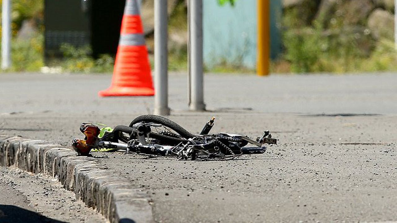 Велосипедист бере душа след удар в отворена врата на кола