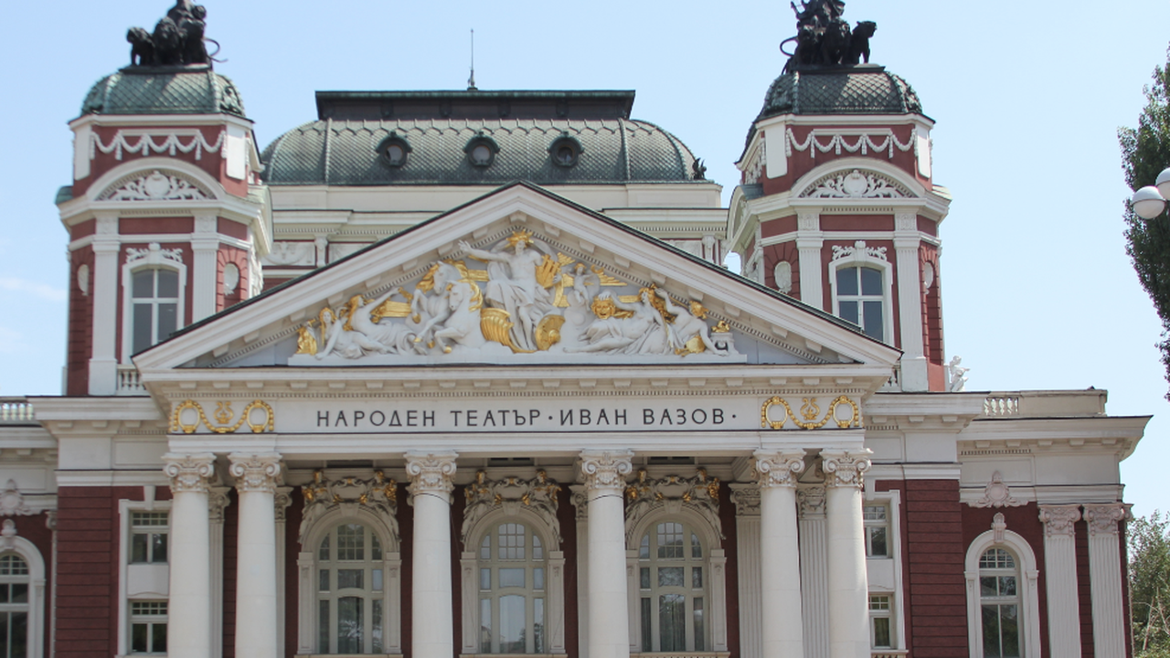 Статутът на Народния театър "Иван Вазов" не е отнет