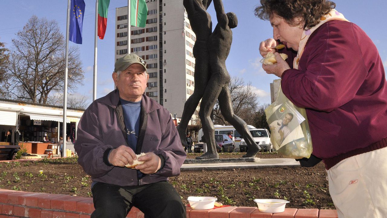 БЧК в Добрич набира храна на възрастни за Коледа
