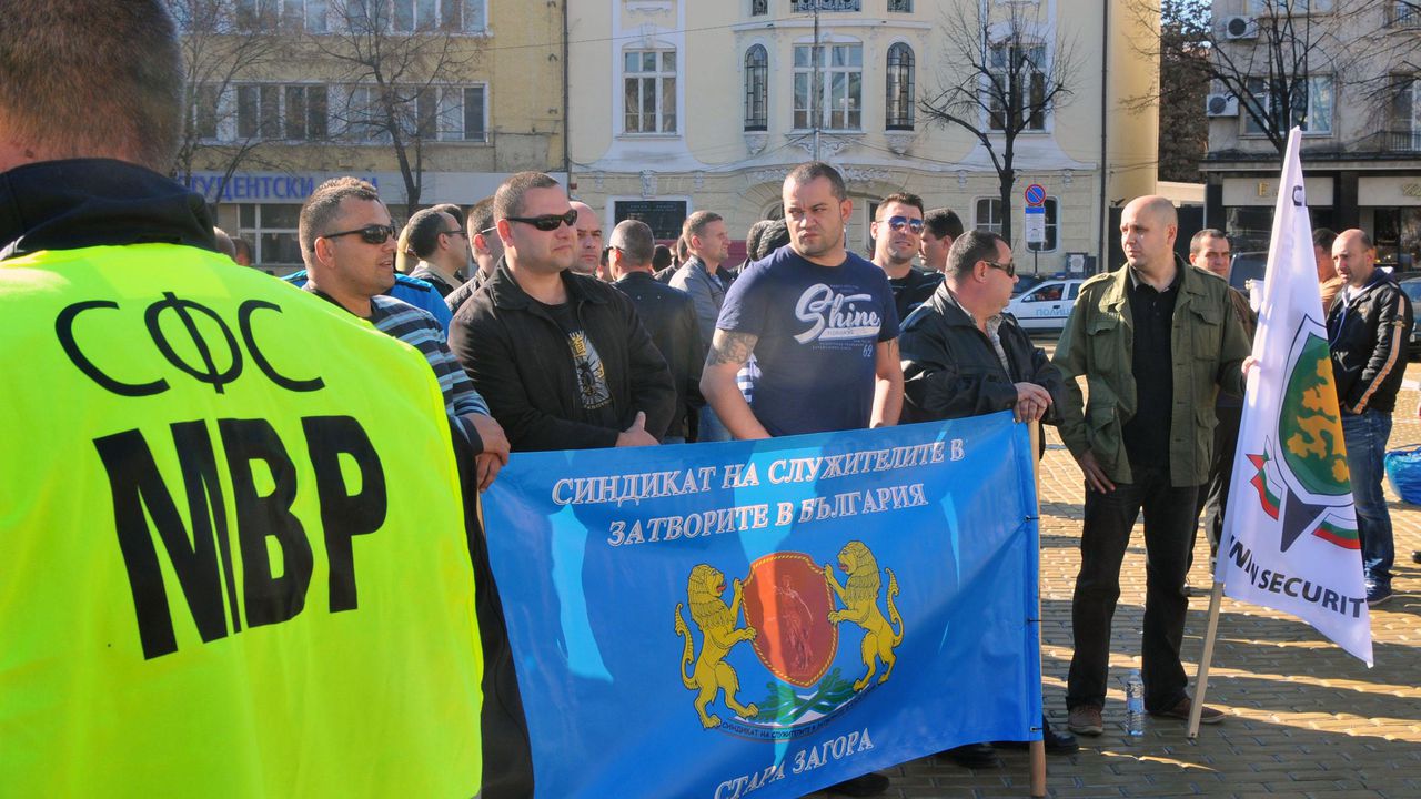 Вече показахме емоции, сега е време да покажем разум, обявиха полицаите пред НС (видео+снимки+обнове