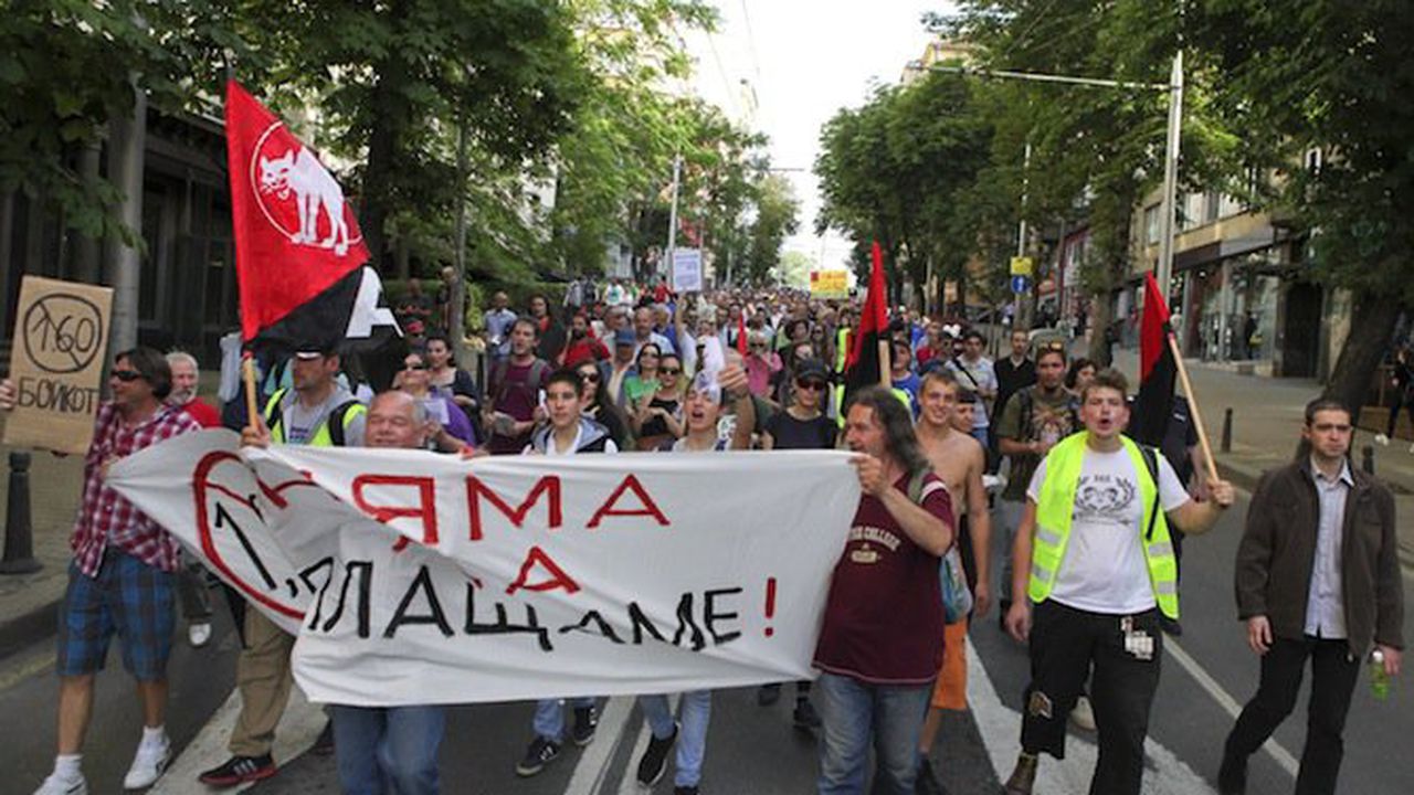 Стотици излязоха в София заради увеличението на цената на билета (снимки)