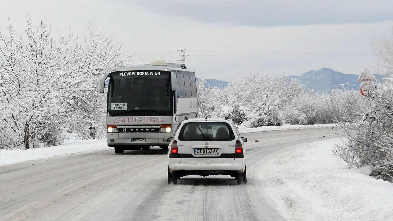 Трети ден страната ни е в снежен капан