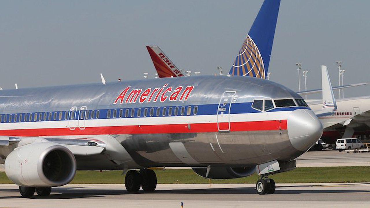 Хиляди полети на "Американ еърлайнс" блокирани заради компютърен срив