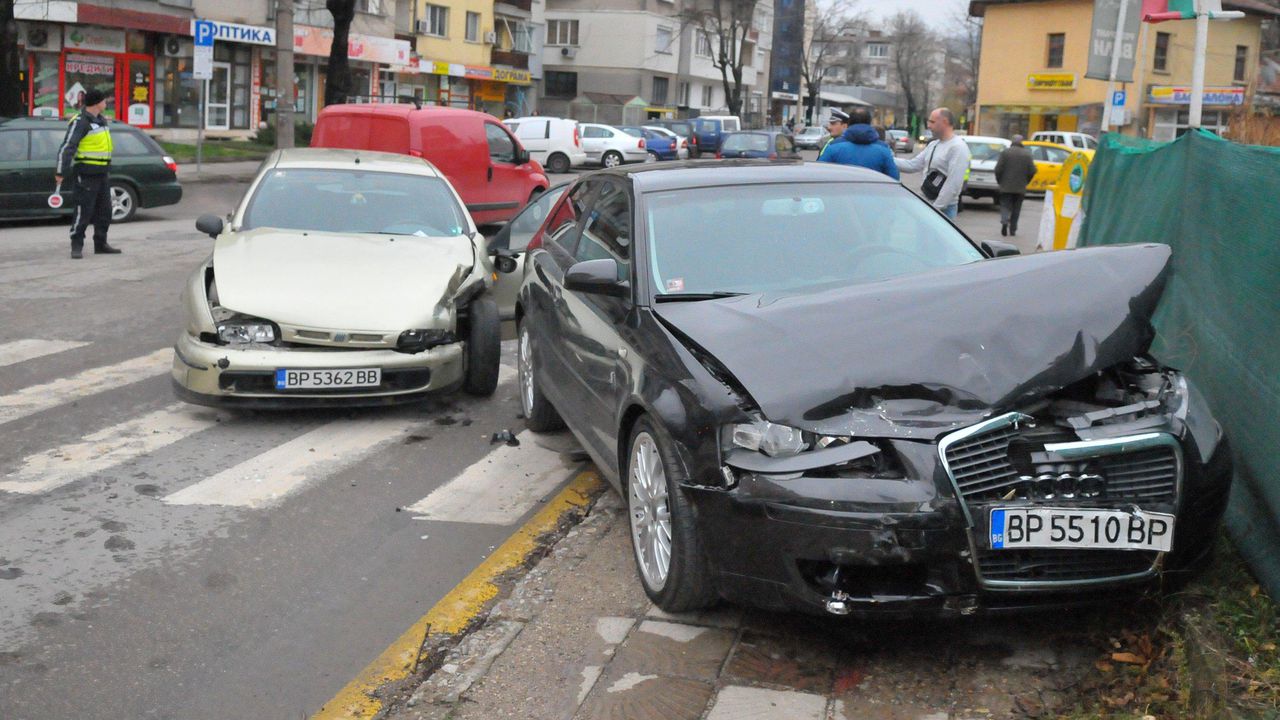 Ауди се удари във Фиат и се натресе в двора на ресторант