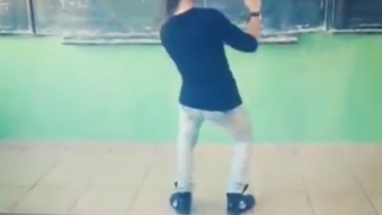 Ученичка върти кючеци пред дъската в класна стая (видео)