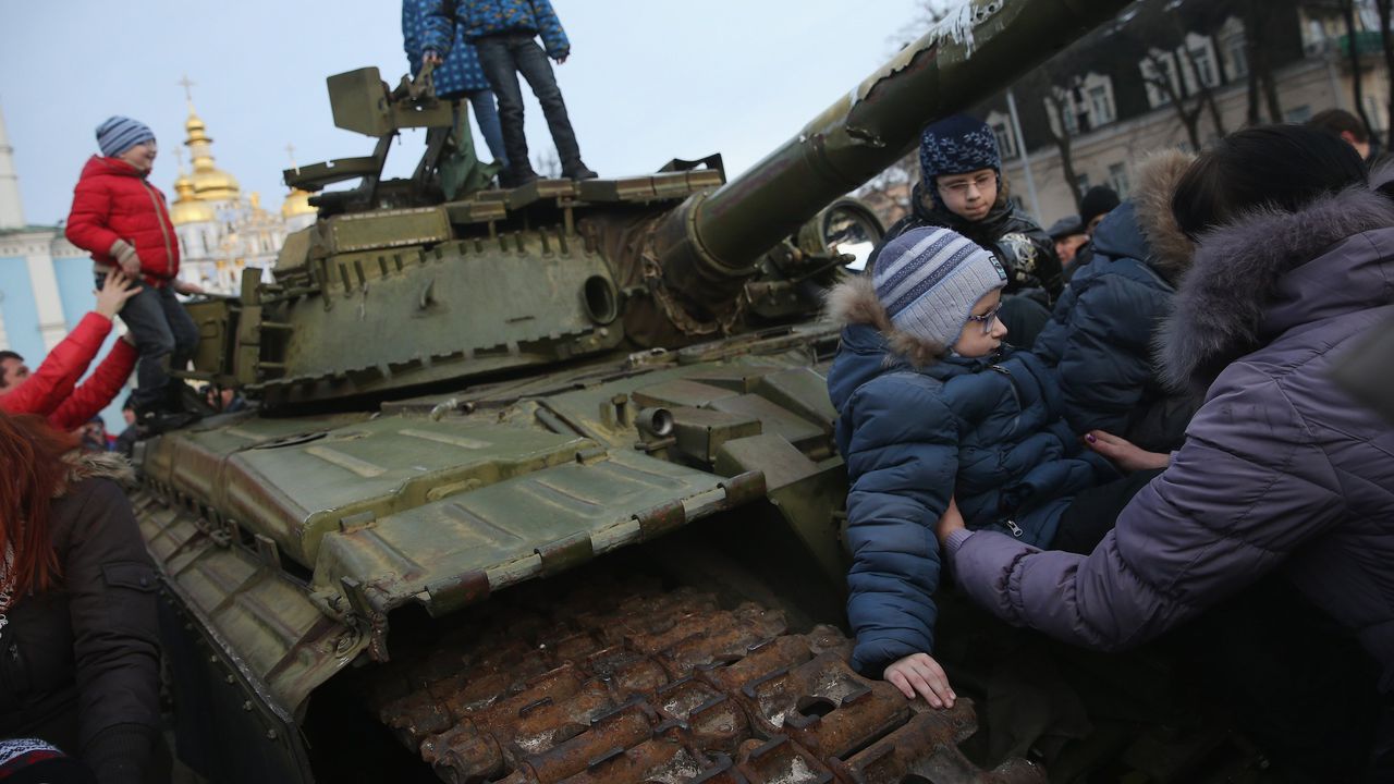 2-те страни в украинската война тренират деца-бойци (видео)