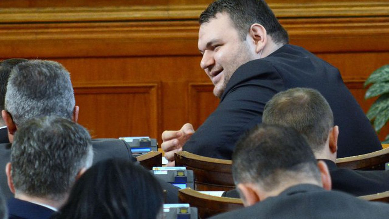 Делян Пеевски продава дяловете си в "Булгартабак"