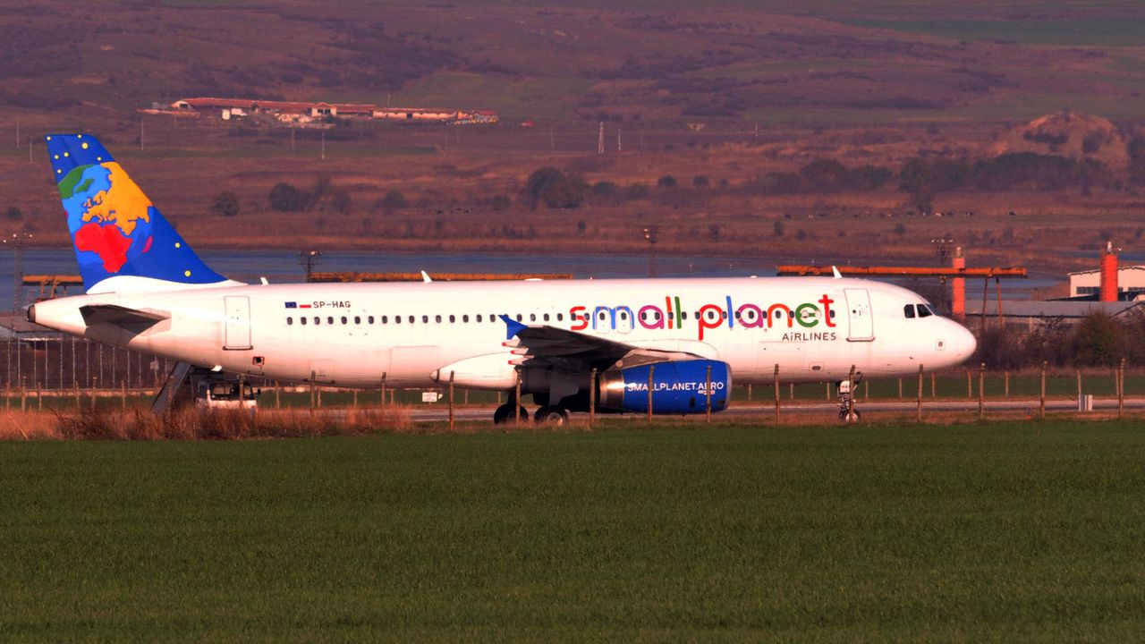 Самолет се приземи аварийно в Бургас заради сигнал за бомба от пиян пасажер (обновена+видео+снимки)