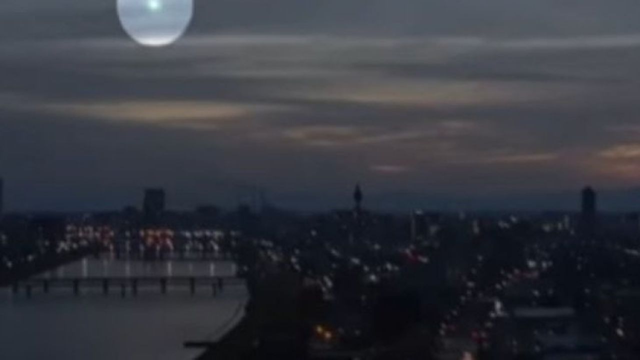 Странно огнено кълбо лети над Япония (видео)
