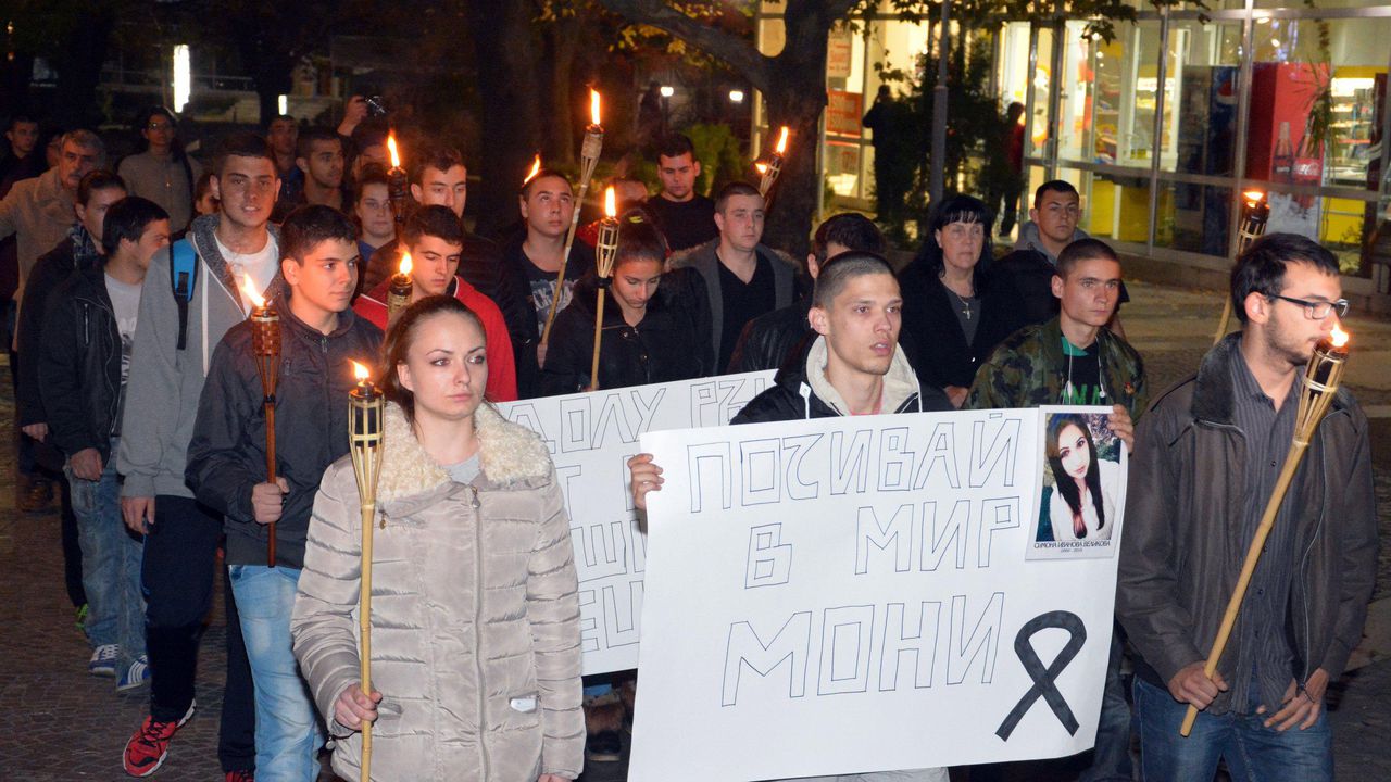 Траурно шествие в памет на убитата 15 – годишна ученичка Симона Великова се проведе в Сливен (снимки