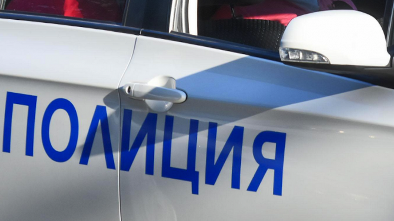16-годишен без книжка мина през крака на полицай и удари патрулка