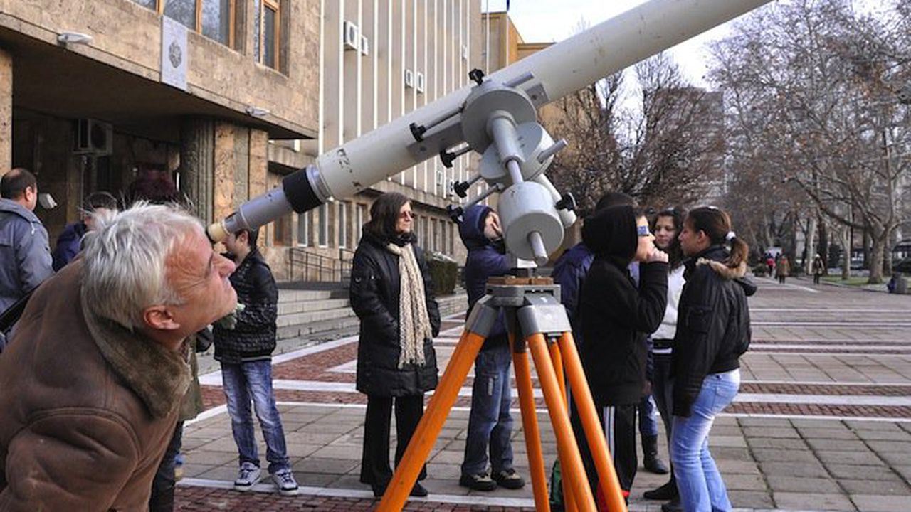 Как да наблюдаваме слънчевото затъмнение, без да увредим зрението си