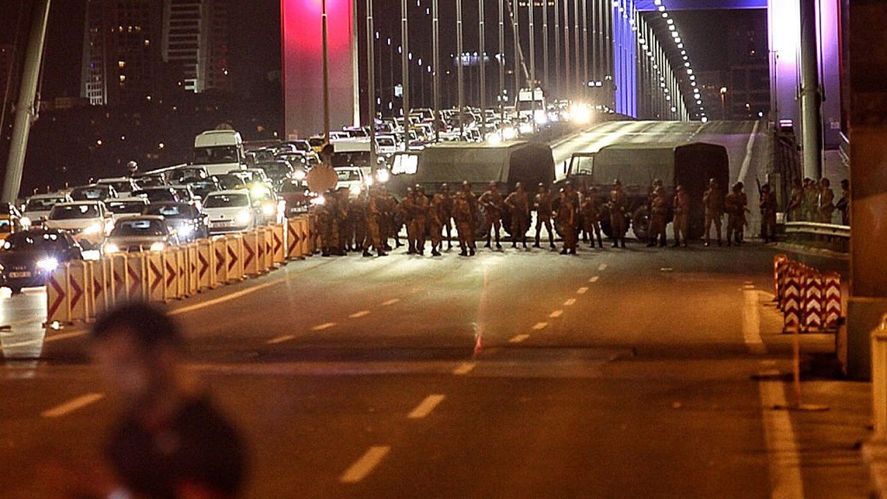 Сблъсъци между полицията и армията в Турция