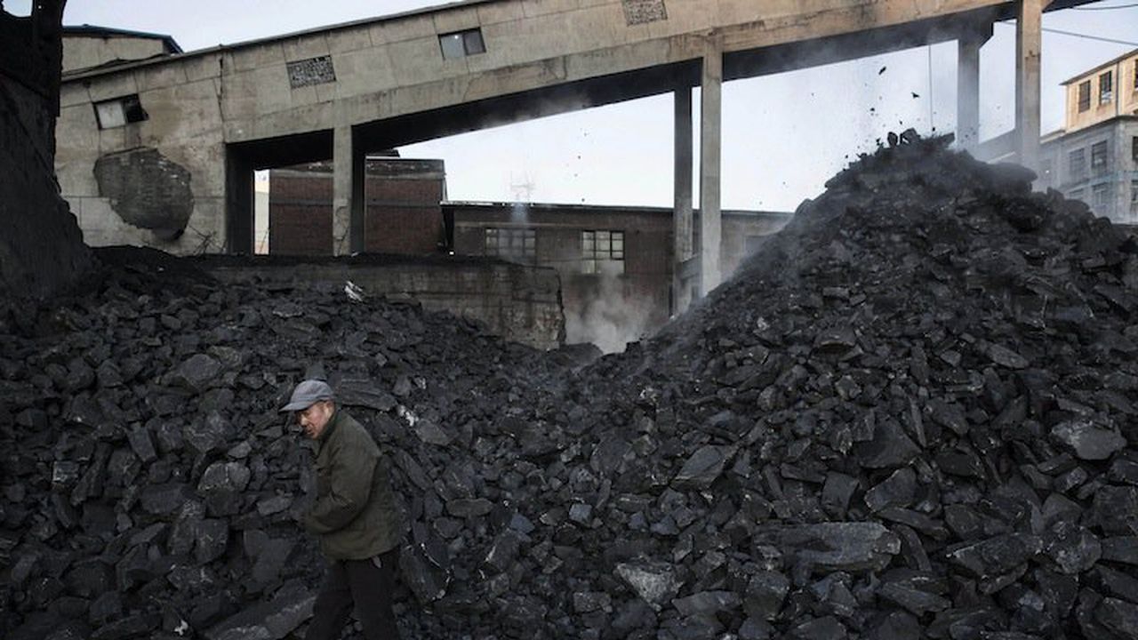 Незаконен склад за въглища разкриха в Перник