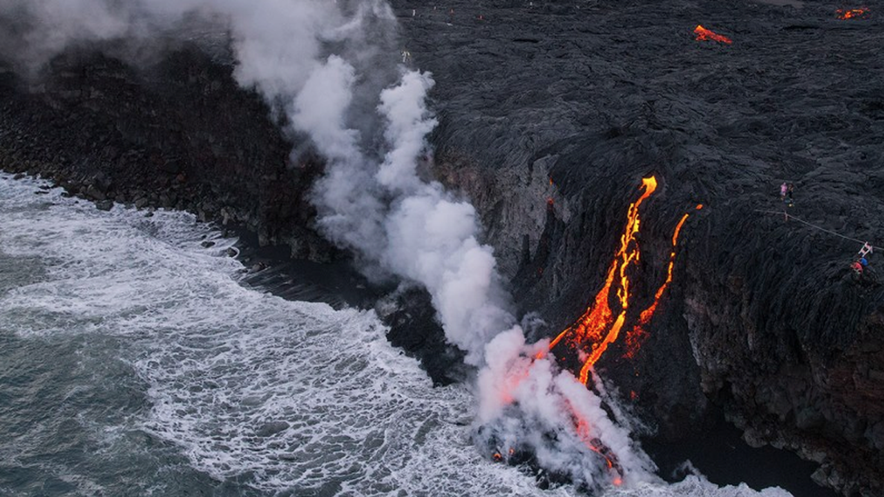 Водопад от лава се изля в океана на хавайски остров (видео)