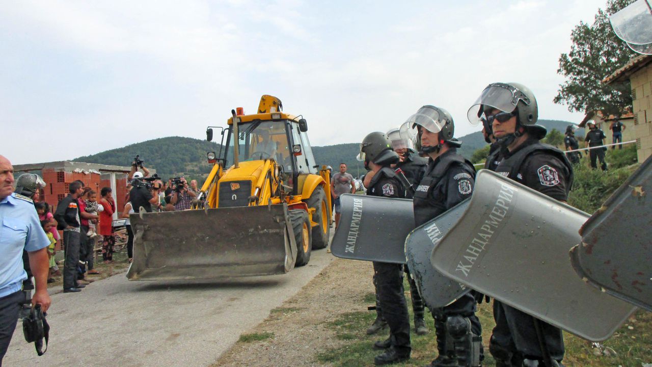 Линейки и полиция в циганската махала в Гърмен. Напрежението ескалира (снимки)