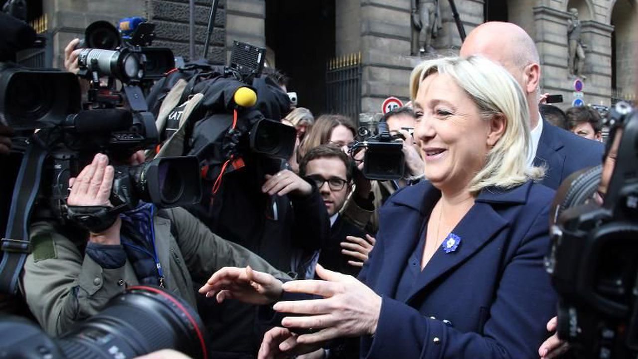 Активистки на "Фемен" прекъснаха речта на Марин льо Пен на митинг в Париж (снимки 18+)