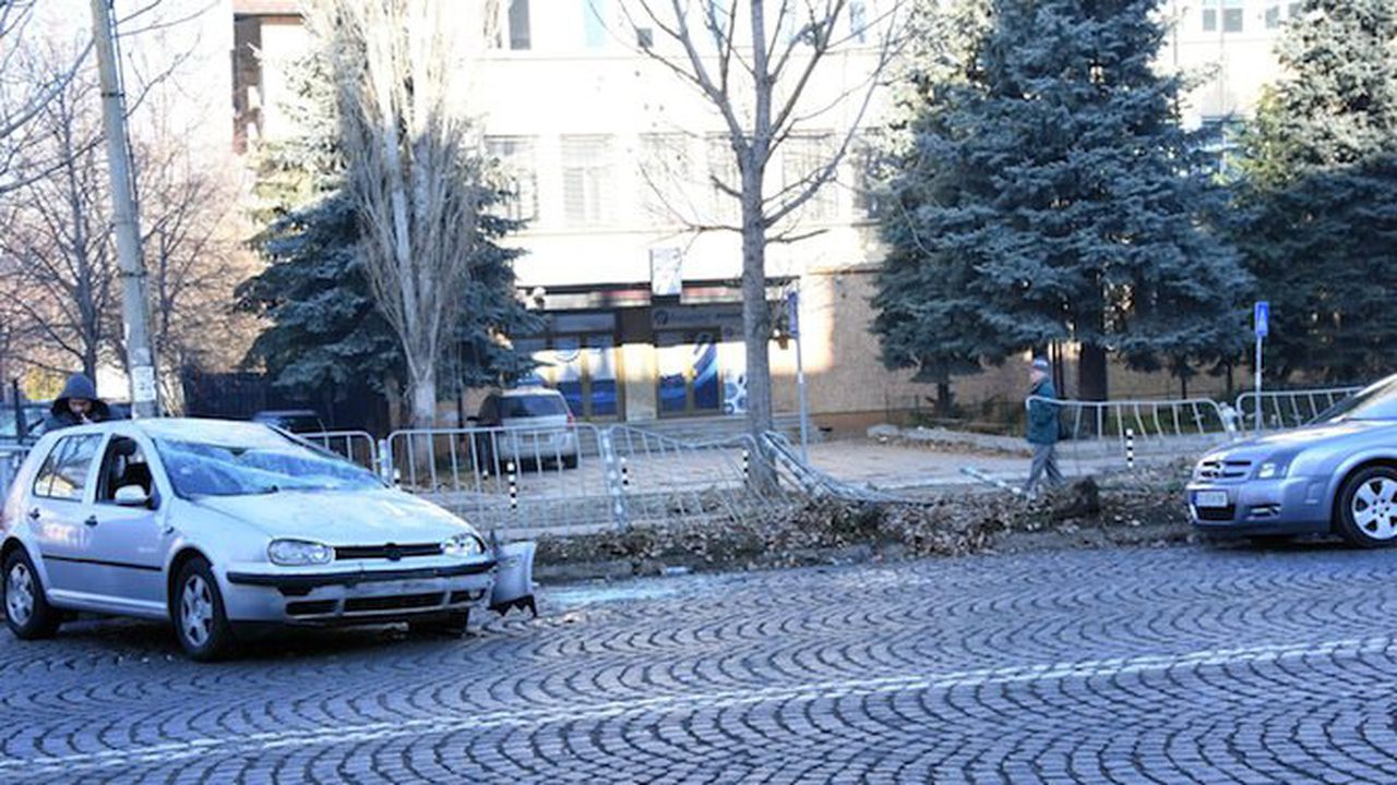 "Фолксваген" отнесе мантинелата на булевард "Цар Борис III" в столицата (снимки)