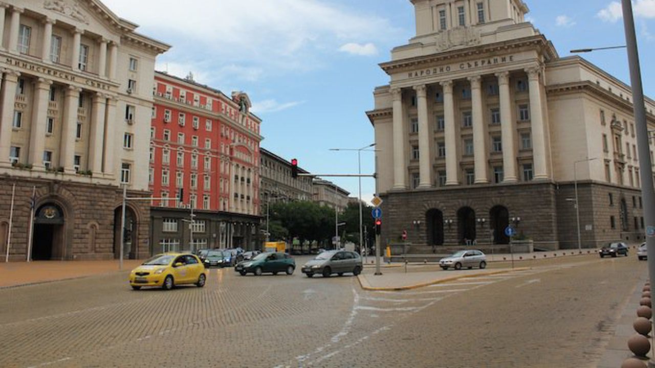 Масови уволнения в министерствата