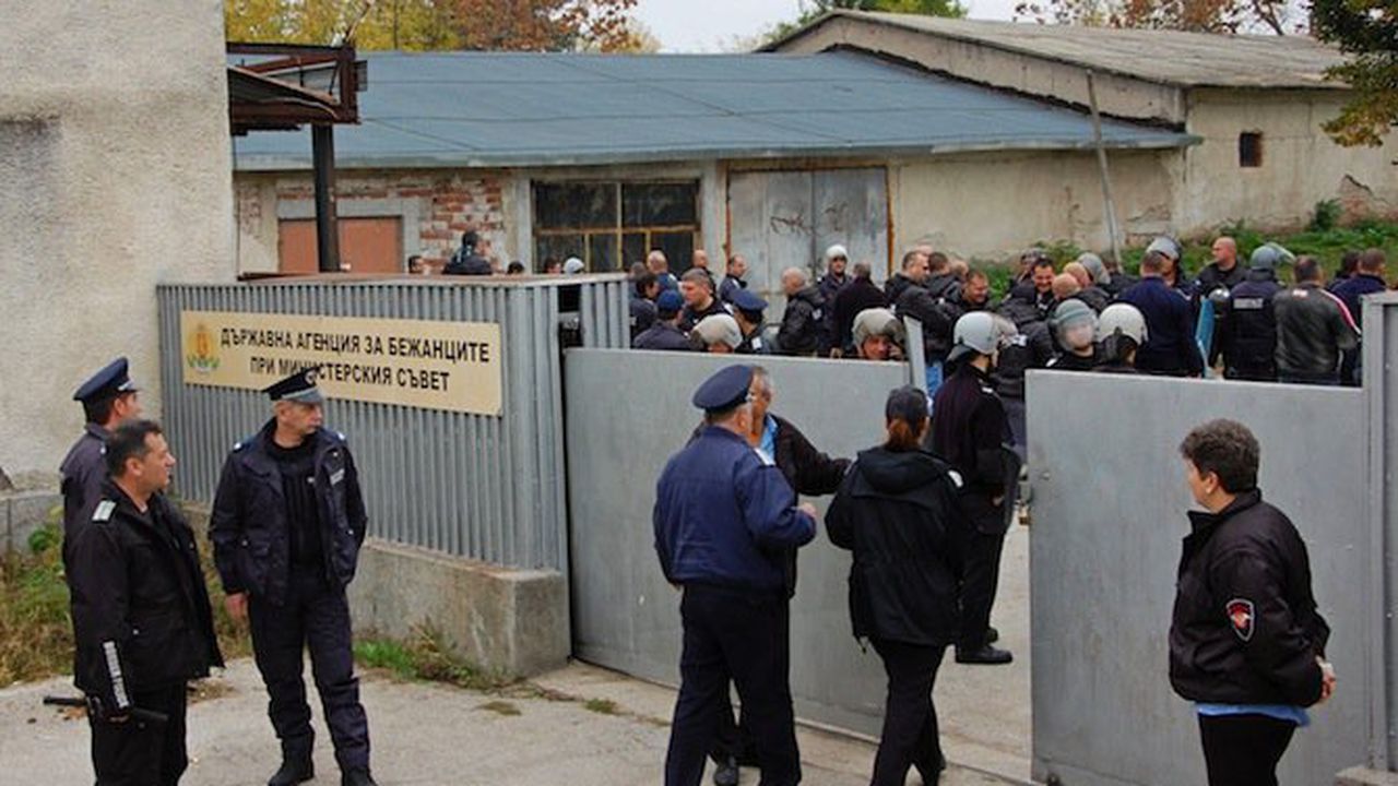 Стотици бежанци щурмуваха входа на центъра за настаняване в Харманли (обновена+снимки)