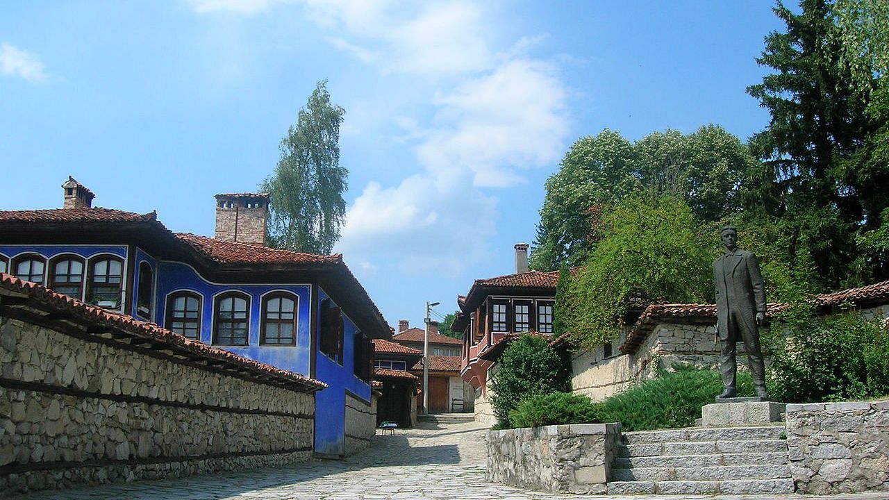 Кметът на Копривщица забрани чалгата