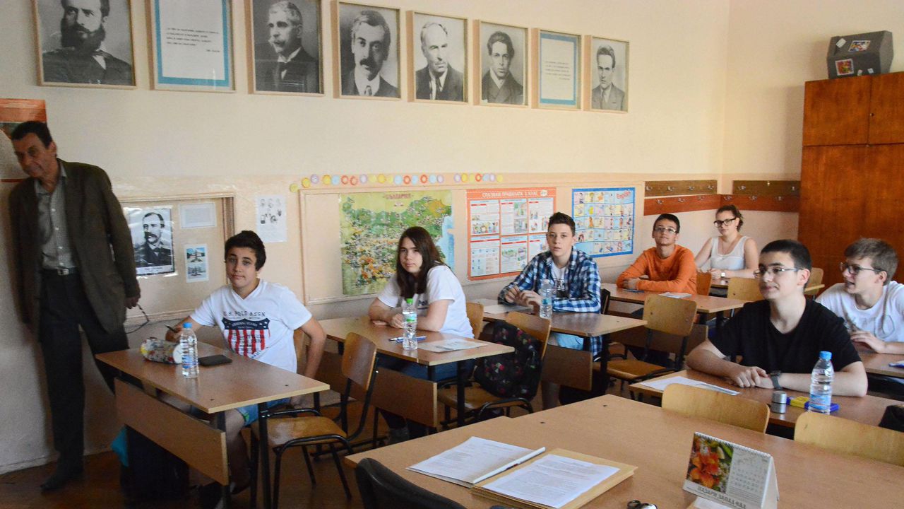 Вариант 2 бе изтеглен на матурата по желание