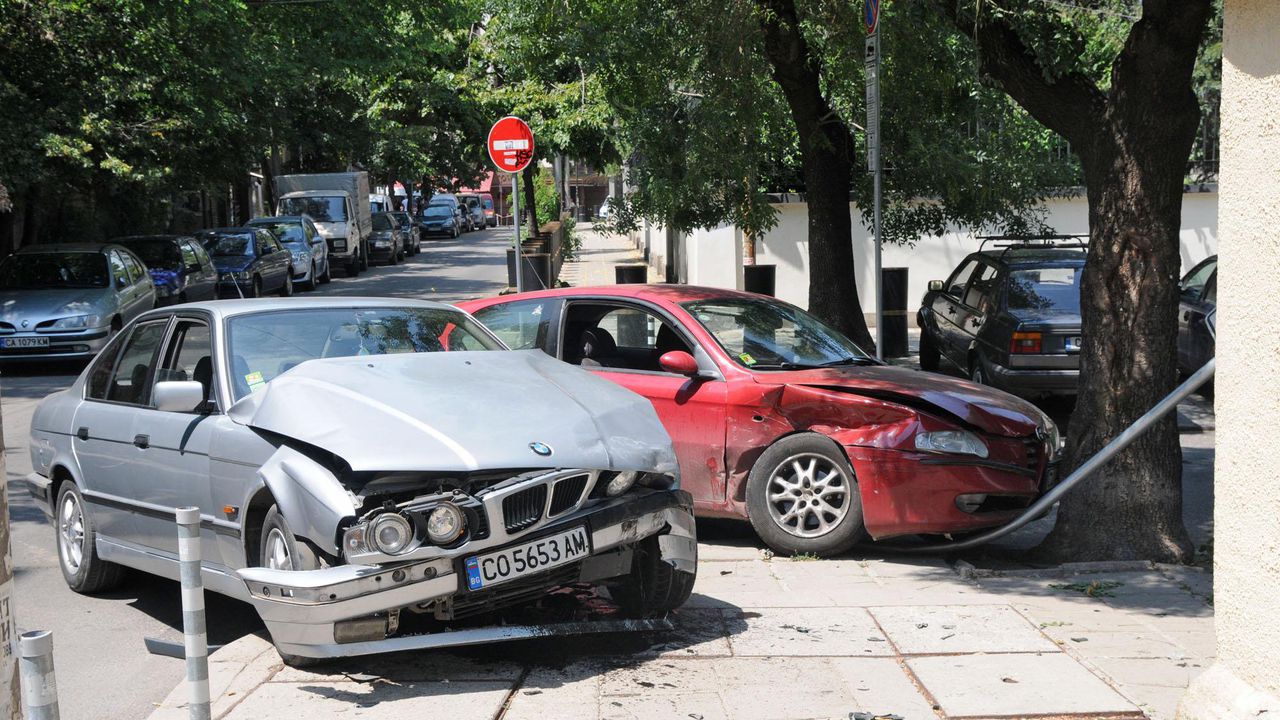 Кола отново излетя на тротоара във Варна, помете момче и момиче