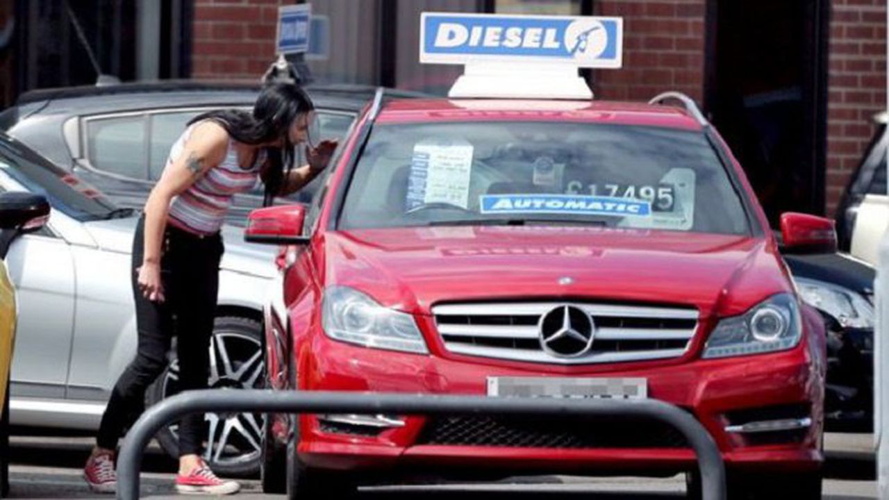 Кралицата на социалните помощи си купува чисто нов Mercedes-Benz