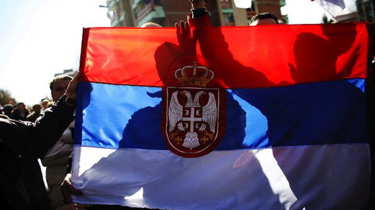 Сръбският министър на отбраната се раздели с поста си, защото предпочита журналистките клекнали