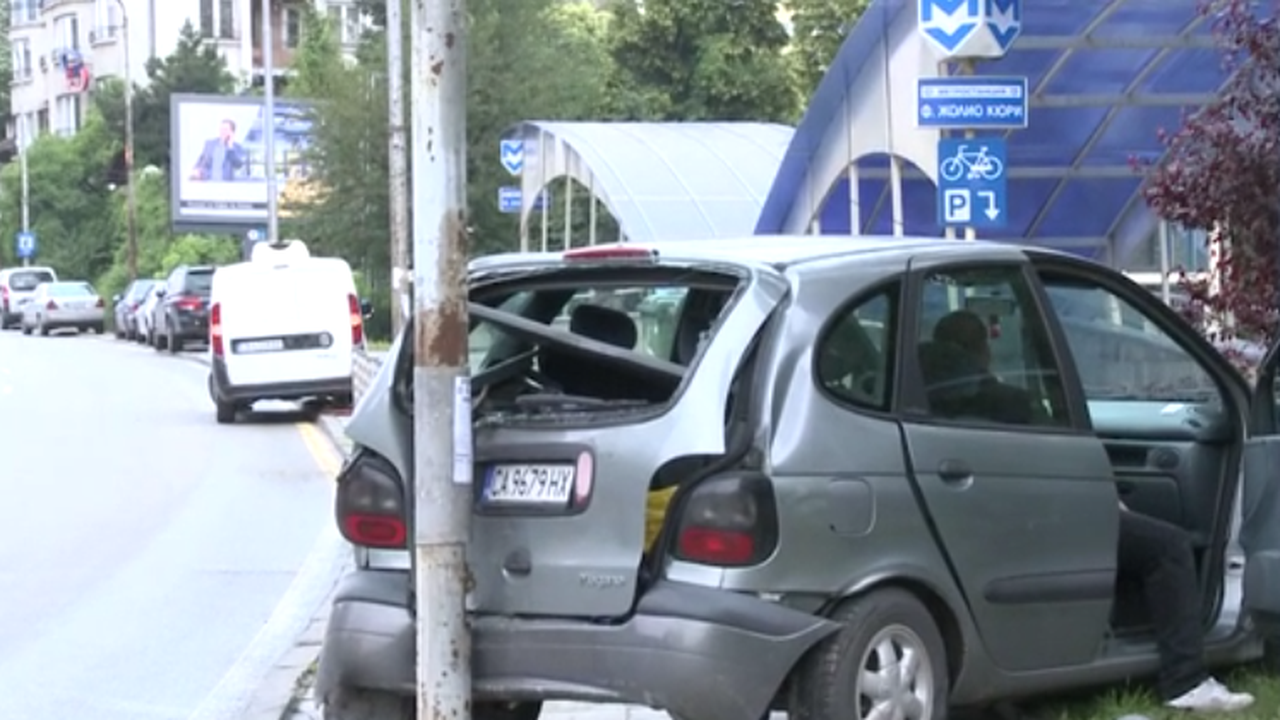 Автомобил се заби в стълб до метростанция "Жолио Кюри" (видео)