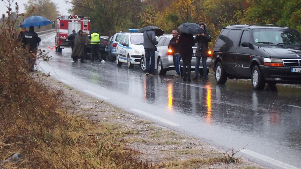 Водач се удари в камион в Стражишко и загина