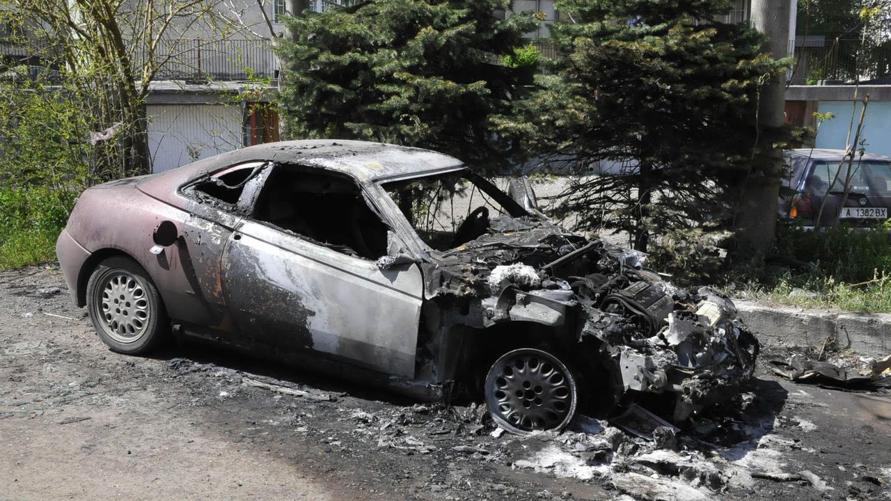 Два автомобила горяха за денонощие в Търговищко заради късо съединение